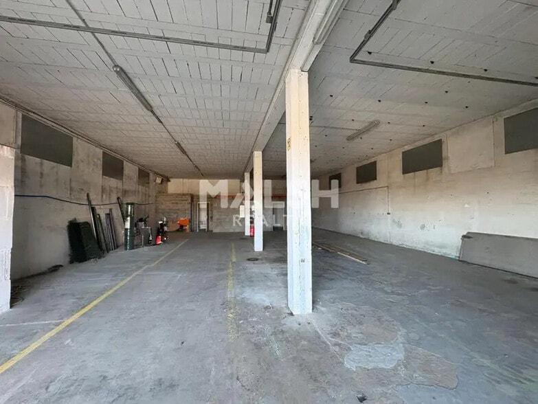 Light Industrial in Saint-Genis-Laval for sale - Interior Photo - Image 2 of 19