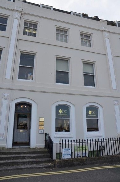 4 The Crescent, Plymouth to rent - Building Photo - Image 2 of 3