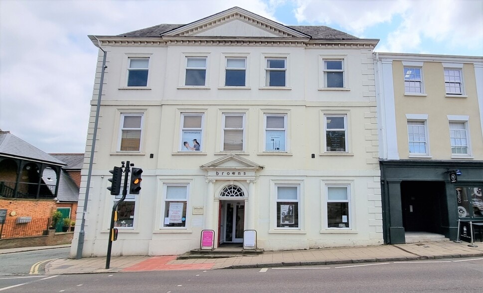 Market Hl, Buckingham to rent - Primary Photo - Image 1 of 1