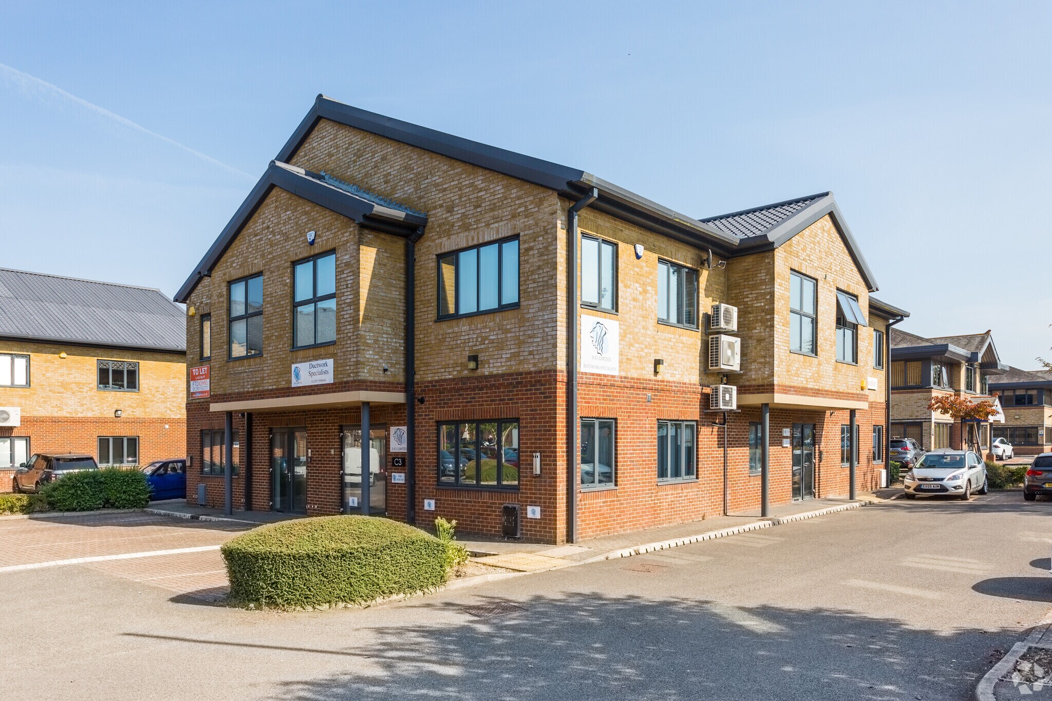 139 Faraday Rd, Crawley for sale Primary Photo- Image 1 of 1