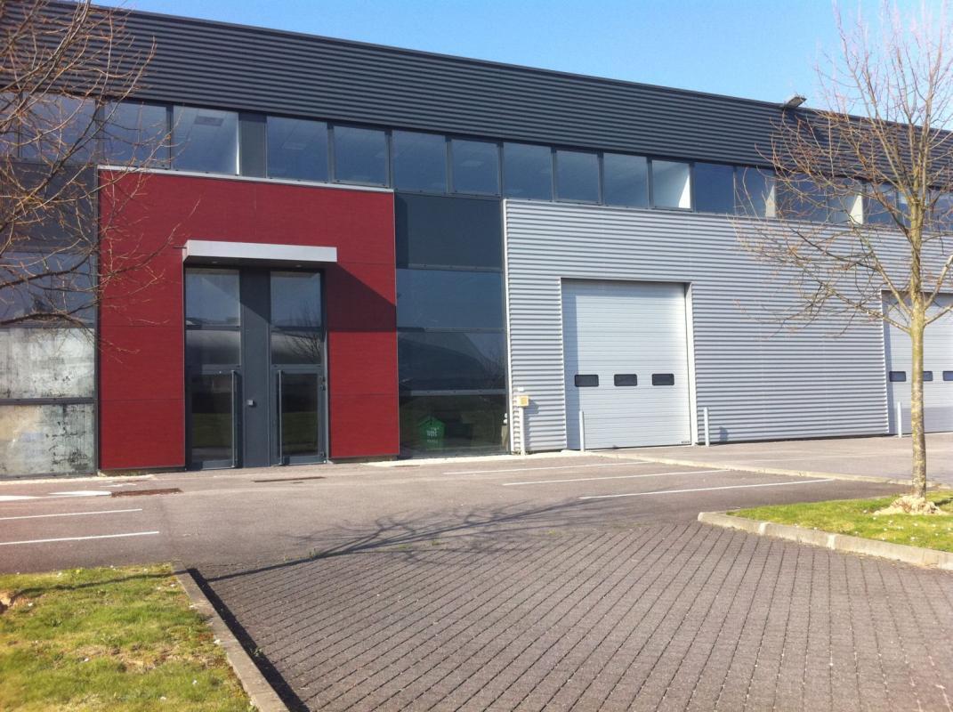 Light Industrial in Élancourt to rent Building Photo- Image 1 of 5