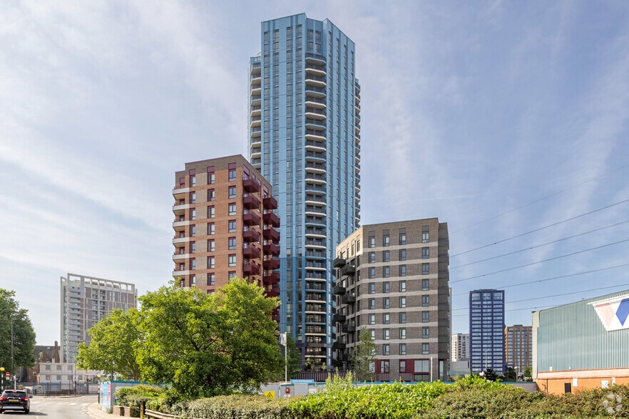 300 Manor Rd, London to rent - Building Photo - Image 2 of 4