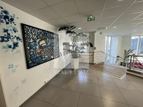 Office in Lyon to rent Lobby- Image 2 of 12