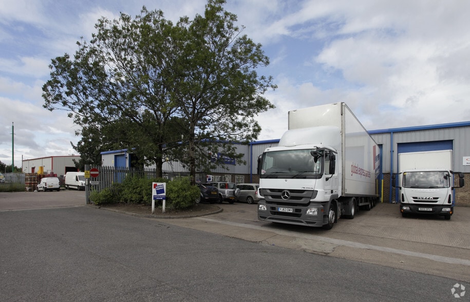 Cross Green, Leeds to rent - Building Photo - Image 3 of 3