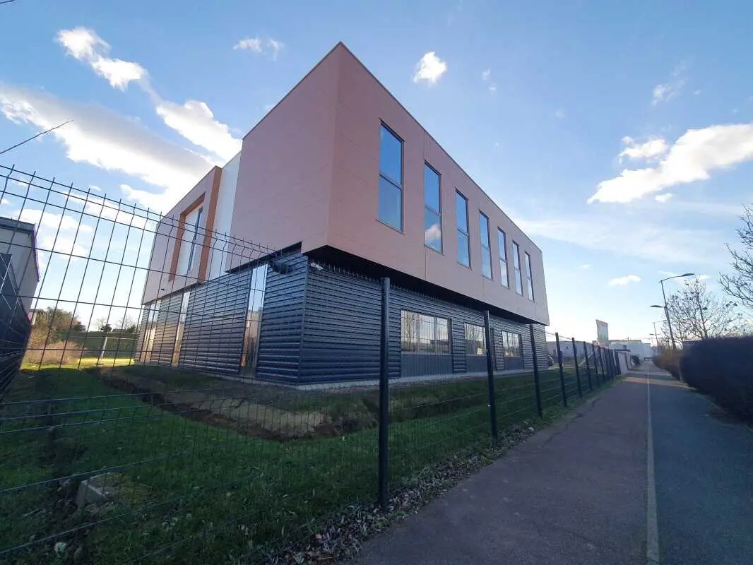 Light Industrial in Bondoufle for sale Building Photo- Image 1 of 4