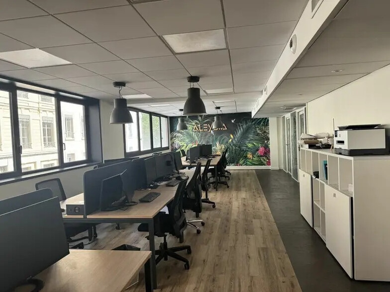 Office in Lyon for sale - Interior Photo - Image 2 of 11