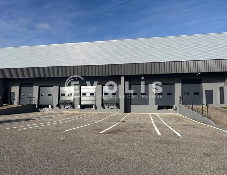Light Industrial in Corbas to rent - Building Photo - Image 1 of 17