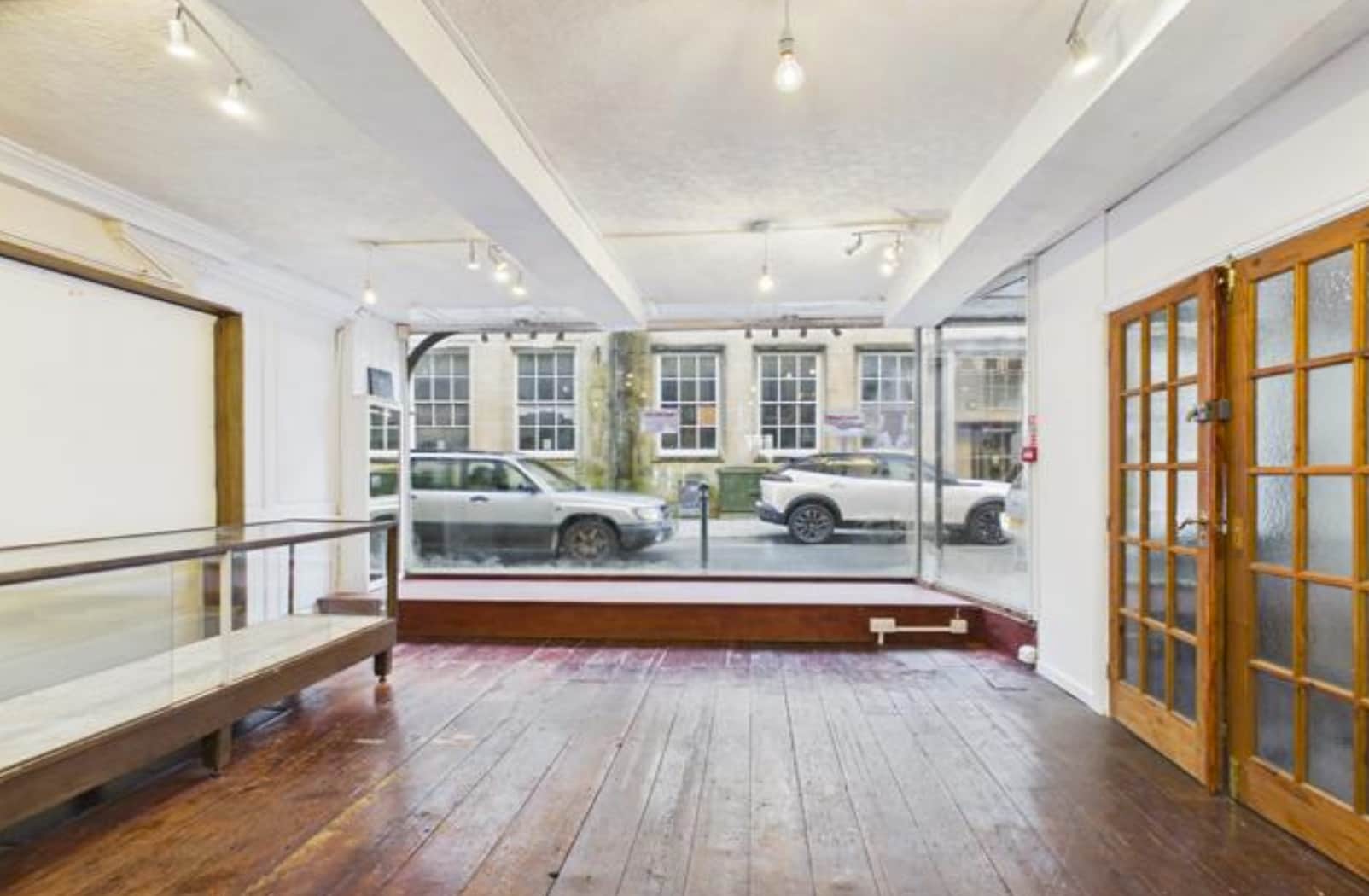 51 King St, Carmarthen to rent Interior Photo- Image 1 of 5