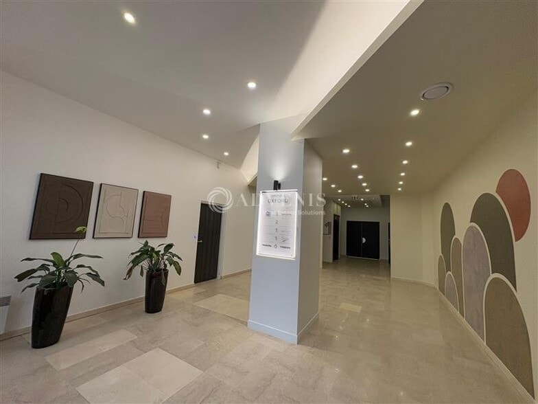 1214 Rue Du Fort De Saint-Cyr, Montigny-le-Bretonneux to rent - Lobby - Image 3 of 5
