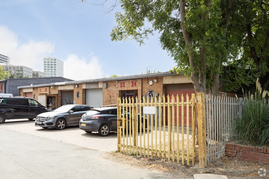 22-28 Bradfield Rd, London to rent - Building Photo - Image 3 of 3