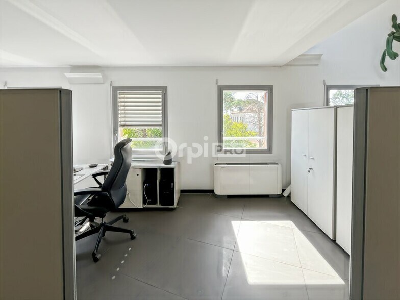 Office in Gémenos to rent - Building Photo - Image 2 of 12