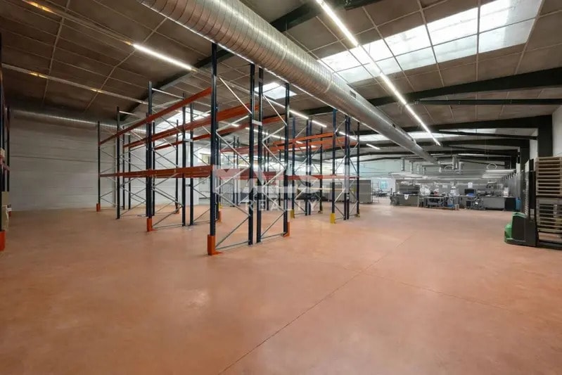 Light Industrial in Champagne-au-Mont-d'Or to rent - Interior Photo - Image 3 of 10