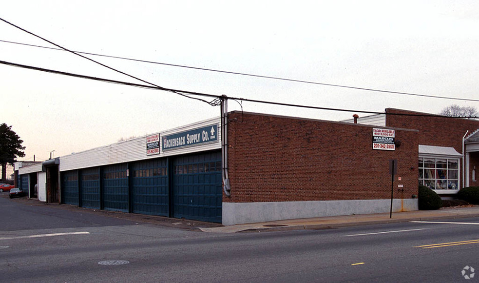 33 New Bridge Rd, Bergenfield, NJ for sale - Primary Photo - Image 1 of 1