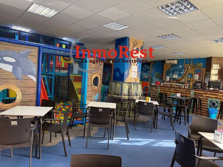 Retail in Madrid, Madrid to rent - Building Photo - Image 2 of 2