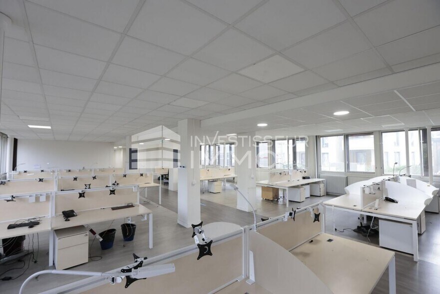 Office in Boissy Saint Leger to rent - Building Photo - Image 2 of 7