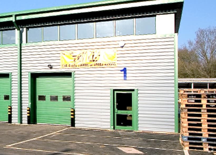 Combe Ln, Wormley to rent - Building Photo - Image 3 of 6