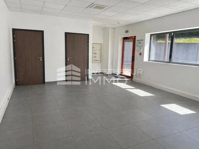 Light Industrial in Palaiseau to rent - Interior Photo - Image 3 of 4