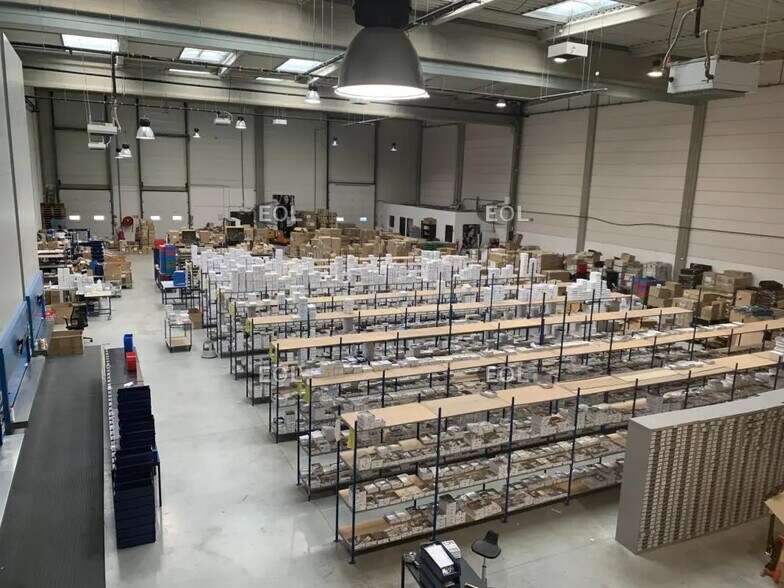 Light Industrial in Villeneuve-la-Garenne to rent - Building Photo - Image 2 of 13