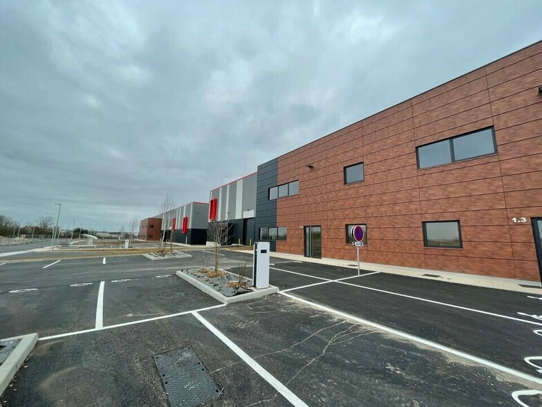 Office in Le Thillay to rent - Building Photo - Image 3 of 12