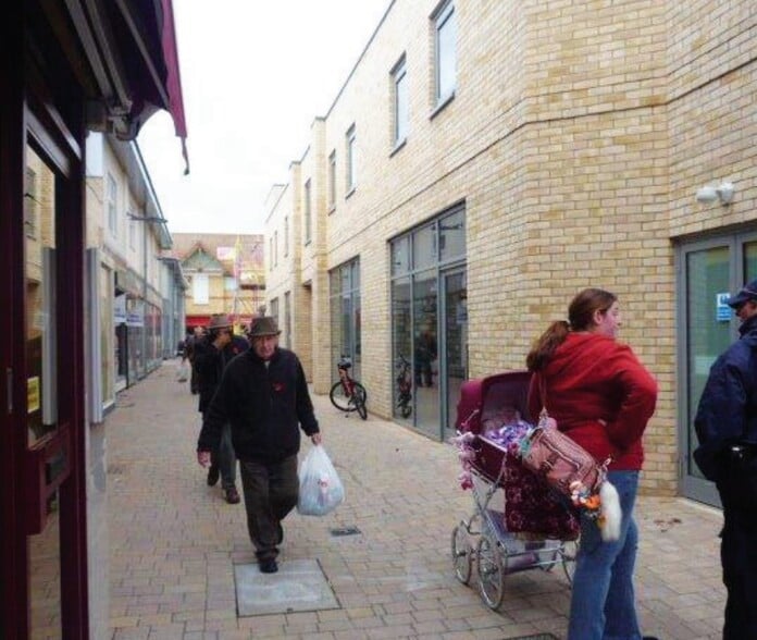 Chequers Ct, Huntingdon to rent - Building Photo - Image 2 of 2