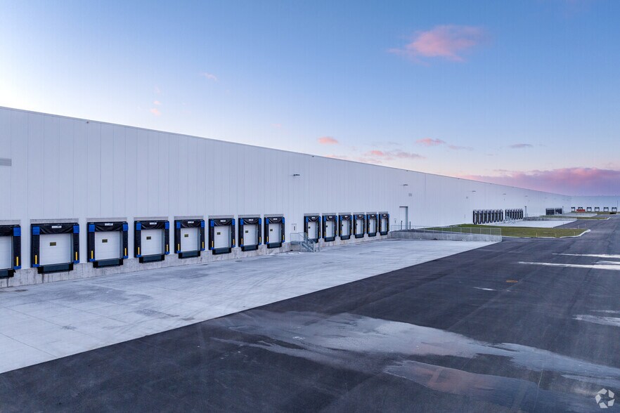 1075 Boul Bd Gérard-Cadieux, Salaberry-de-valleyfield, QC to rent - Building Photo - Image 2 of 6