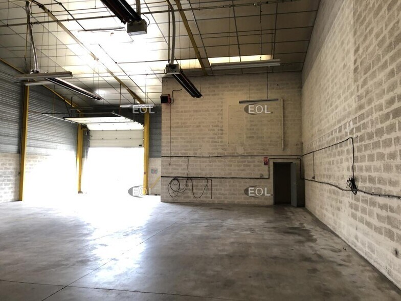 Light Industrial in Chassieu to rent - Building Photo - Image 2 of 6