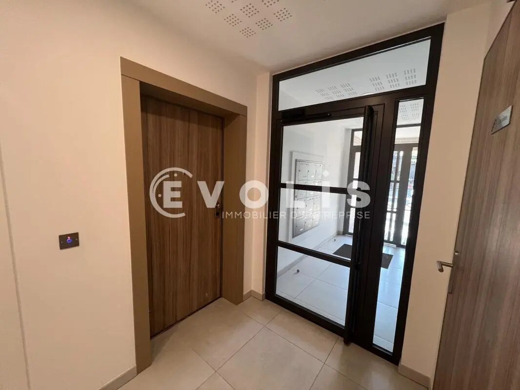 Office in Saint-Maur-des-Fossés to rent Lobby- Image 1 of 9