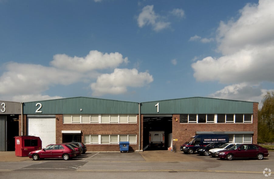 Longbridge Way, Uxbridge to rent - Building Photo - Image 2 of 12