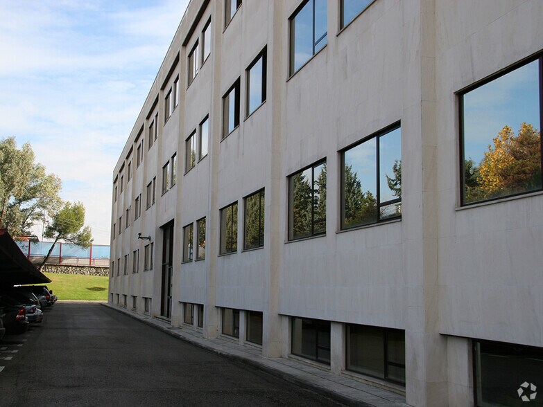 Calle Rosa de Lima, 1 A, Las Rozas de Madrid, Madrid to rent - Building Photo - Image 3 of 7