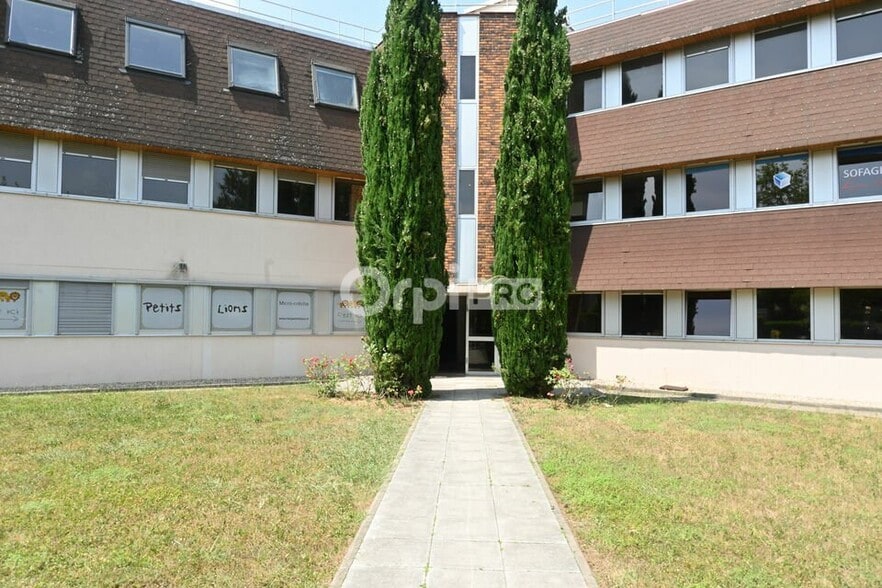 7 Rue Maryse Bastié, Bron to rent - Building Photo - Image 1 of 23