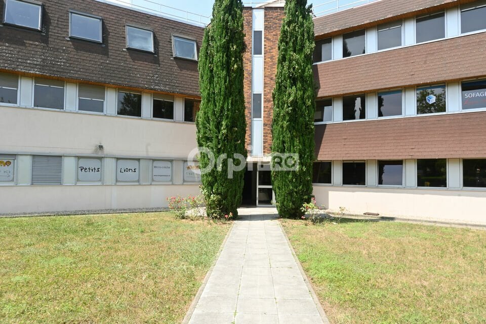 7 Rue Maryse Bastié, Bron to rent Building Photo- Image 1 of 24