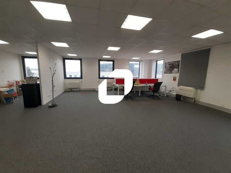 Office in Saint-Denis to rent - Interior Photo - Image 2 of 6