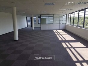 Office in Saint-Priest to rent Interior Photo- Image 1 of 7