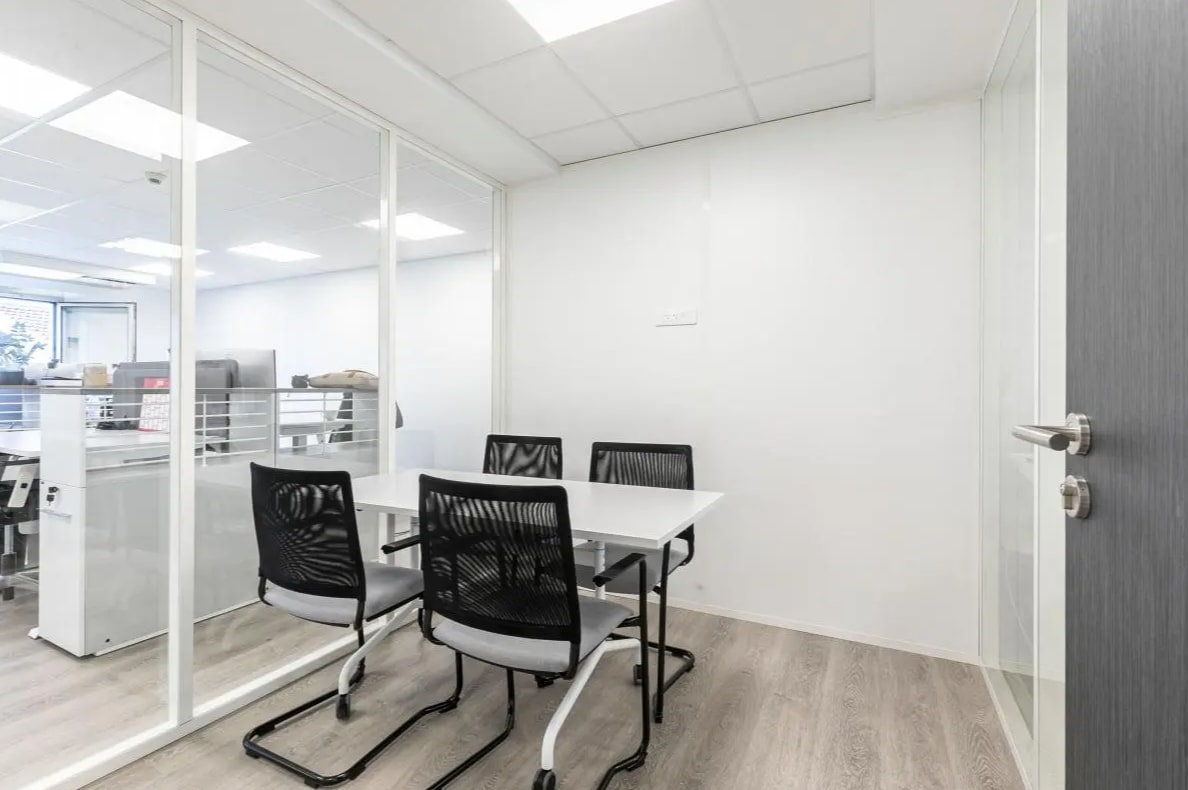 110 Rue Jules Guesde, Levallois-Perret, HDS 92300 - Unit 2 -  - Interior Photo - Image 2 of 5