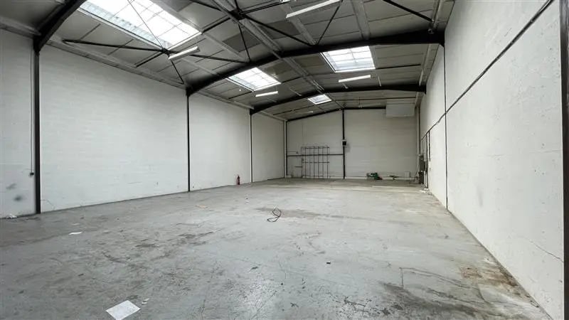 Location Local d'activités 250 m² - Photo 1