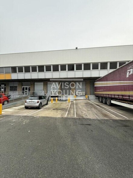 Light Industrial in Rosny-sous-Bois to rent - Building Photo - Image 1 of 5