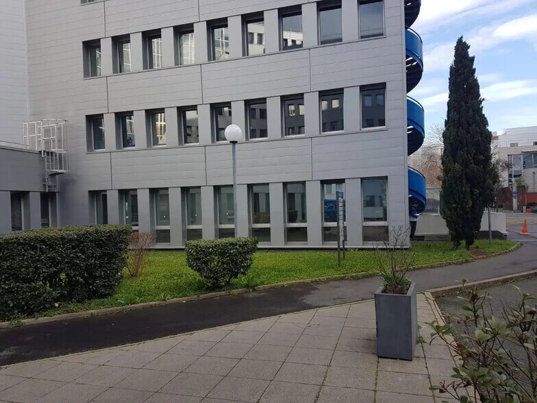 Office in Colombes to rent - Building Photo - Image 2 of 21