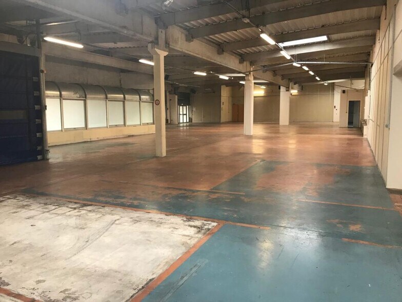 Industrial in Trappes to rent - Building Photo - Image 3 of 5