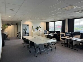 Office in Vaulx-en-Velin to rent Interior Photo- Image 2 of 19