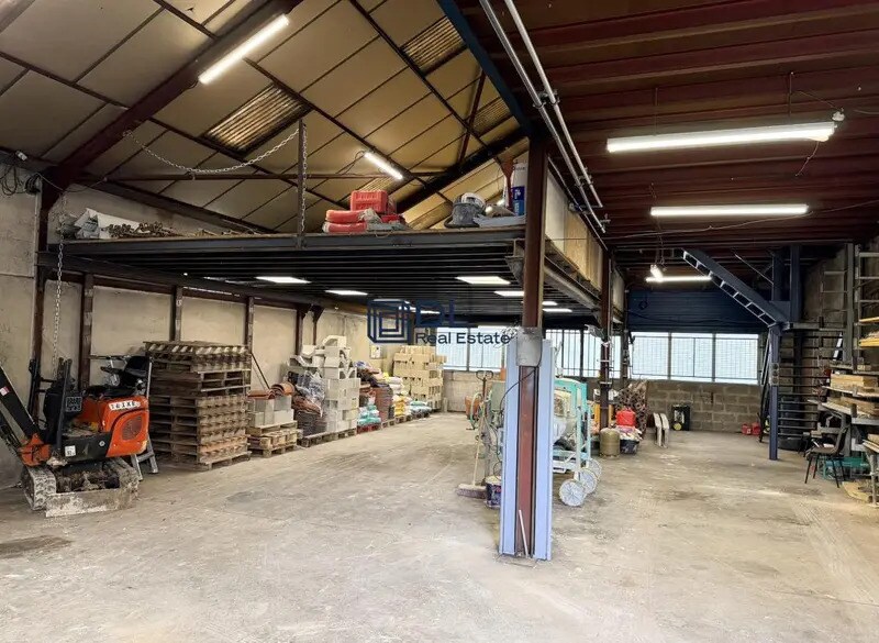 Light Industrial in Orly for sale Interior Photo- Image 1 of 4