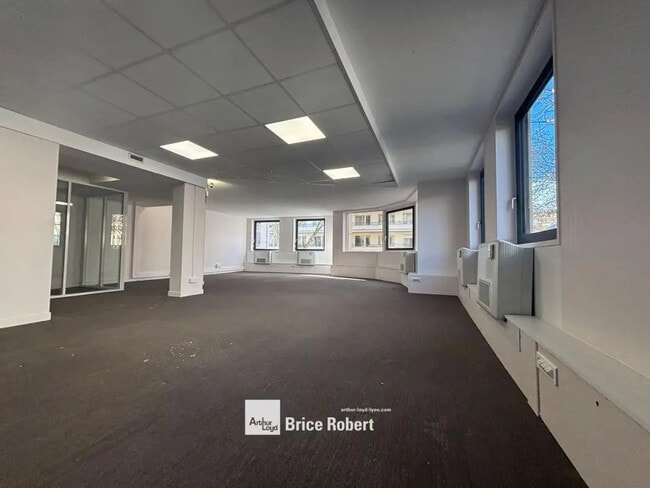 Location Bureaux 136 m² à 379 m²