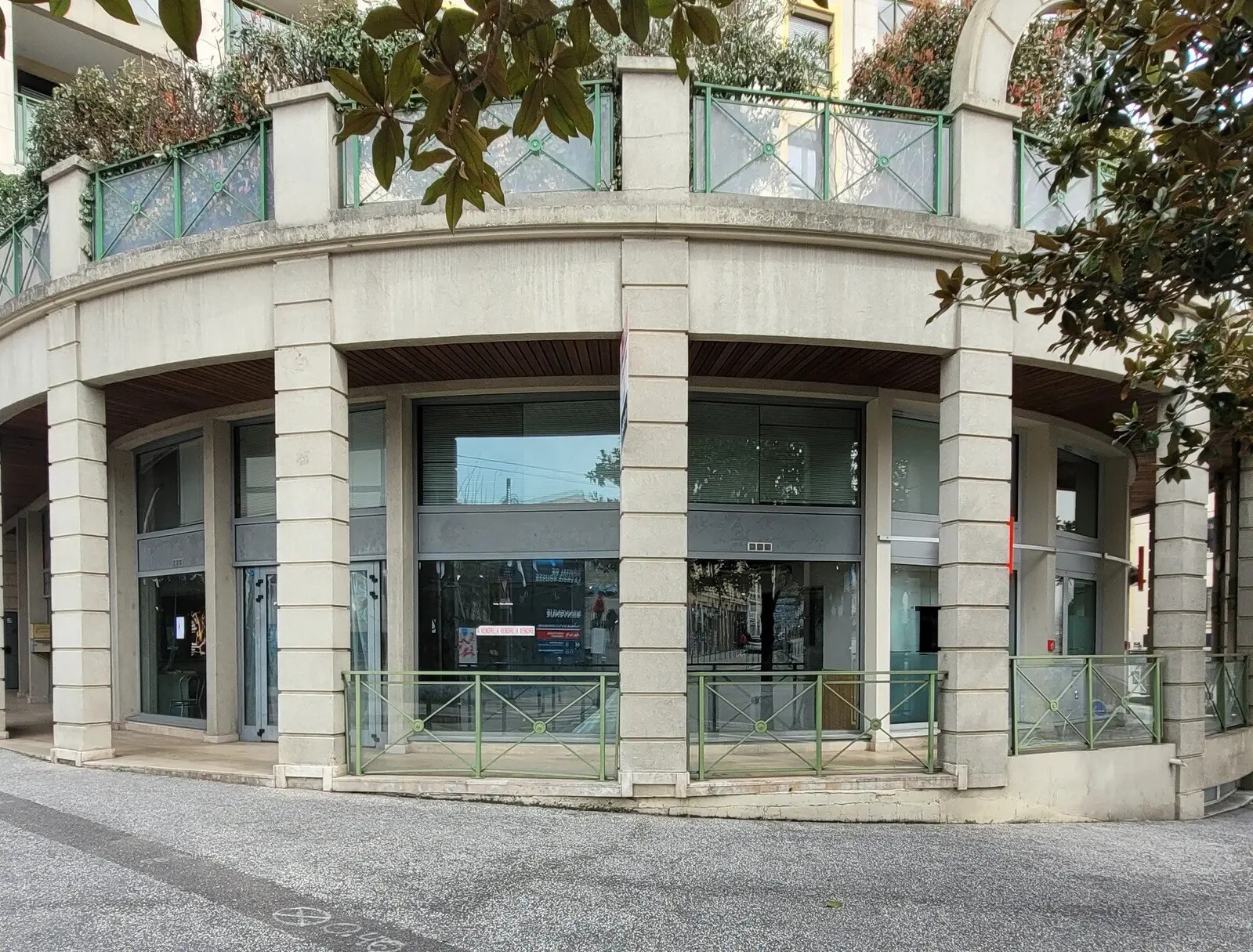 Retail in Caluire-et-Cuire to rent Building Photo- Image 1 of 6