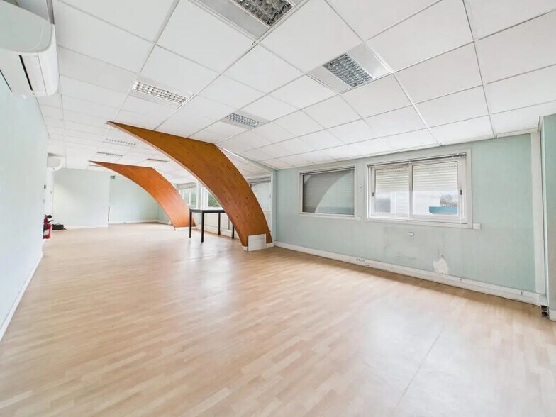 Light Industrial in Wissous to rent - Interior Photo - Image 2 of 7