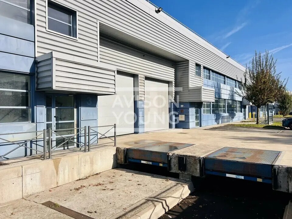 Light Industrial in La Courneuve to rent Building Photo- Image 1 of 13