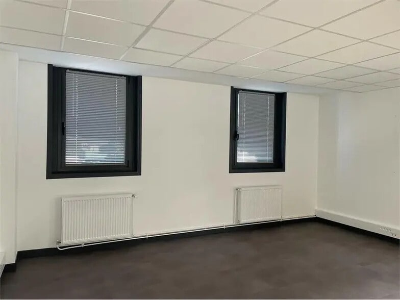 11/13 Chemin De L'Industrie, Dardilly to rent - Interior Photo - Image 3 of 15