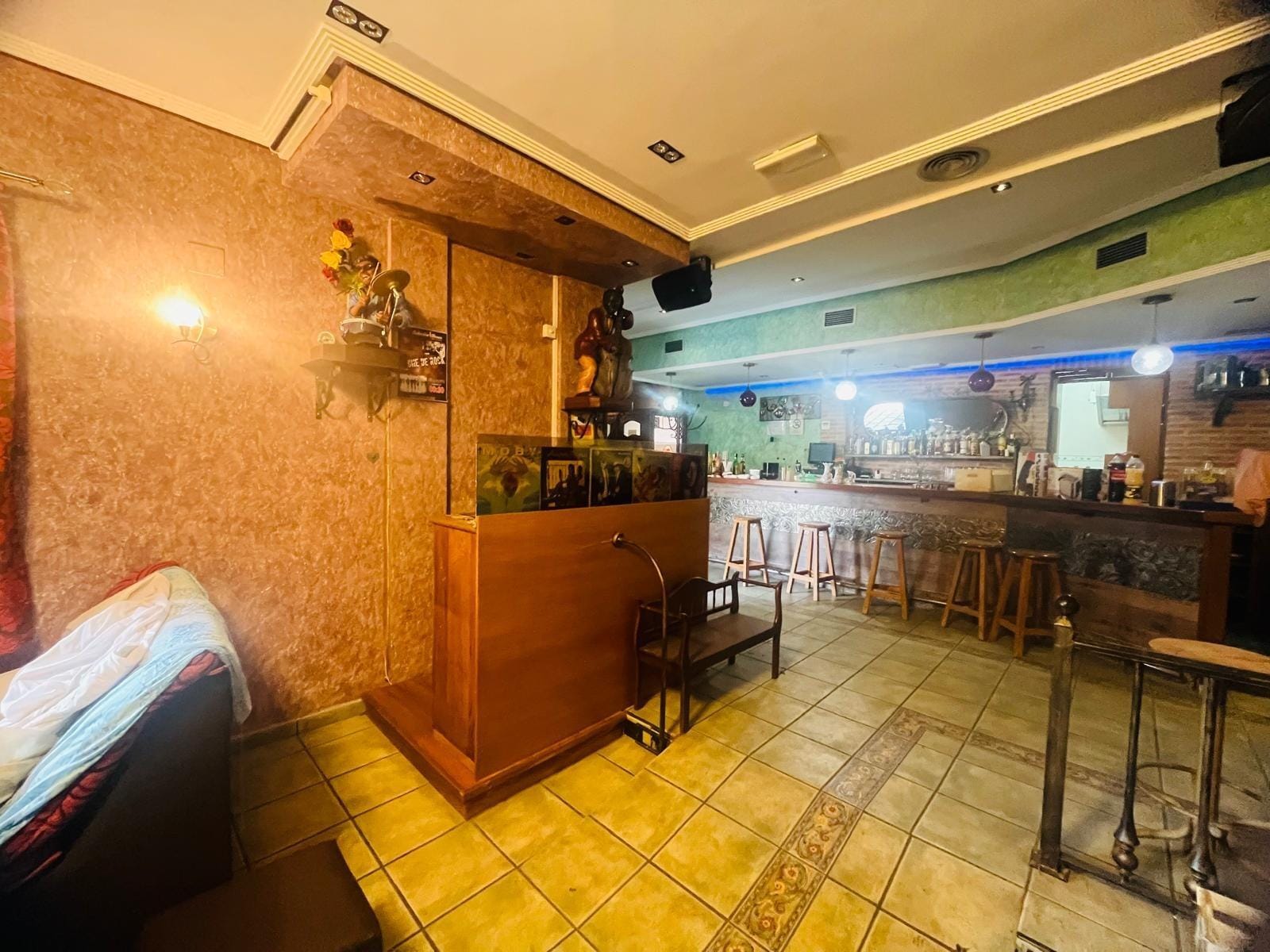 Retail in Ponferrada, León to rent Interior Photo- Image 1 of 12