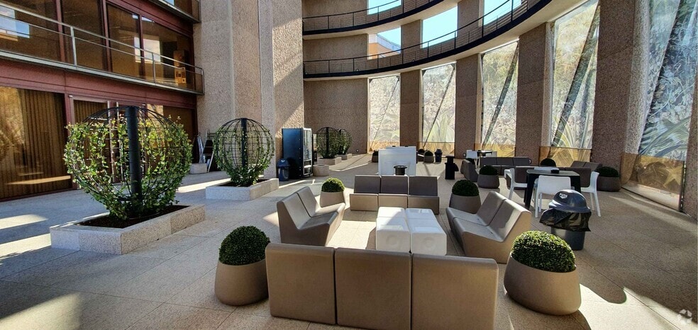 Office in Madrid, Madrid to rent - Building Photo - Image 3 of 9