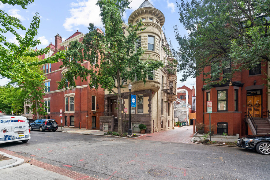 2008 Hillyer Pl NW, Washington, DC for sale - Building Photo - Image 1 of 36