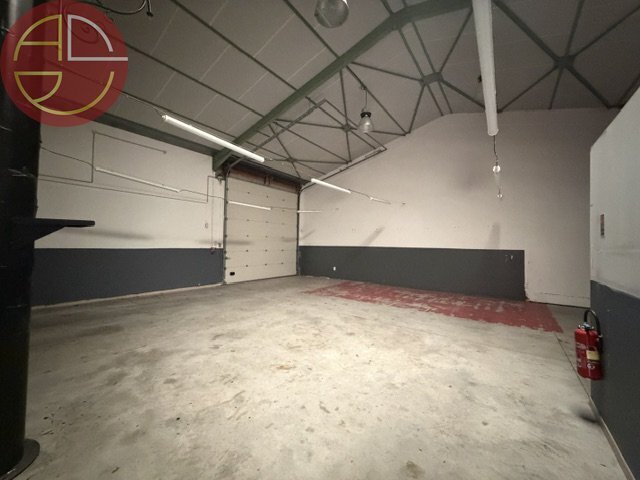 Retail in Colomiers to rent - Interior Photo - Image 1 of 4
