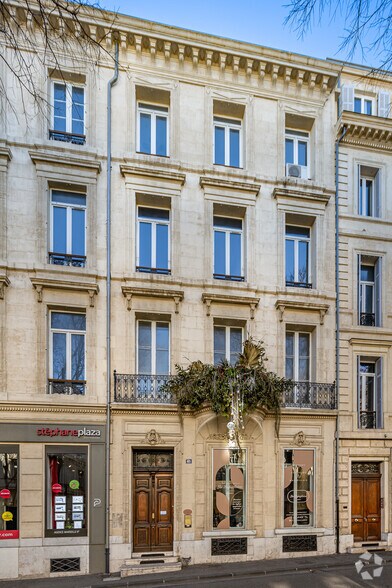 Office / Retail in Marseille to rent - Primary Photo - Image 1 of 2